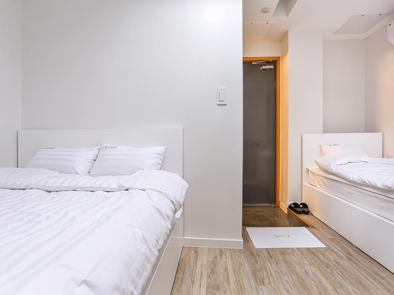 Room, Triple, Queen Bed