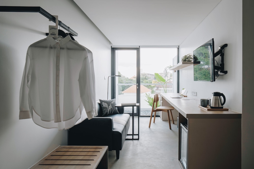 Lloyd's Inn Bali 48/64