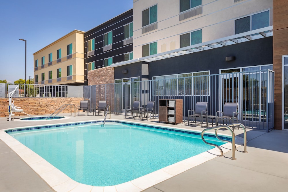 Fairfield Inn & Suites by Marriott Fresno North/Shaw Avenue 1/20