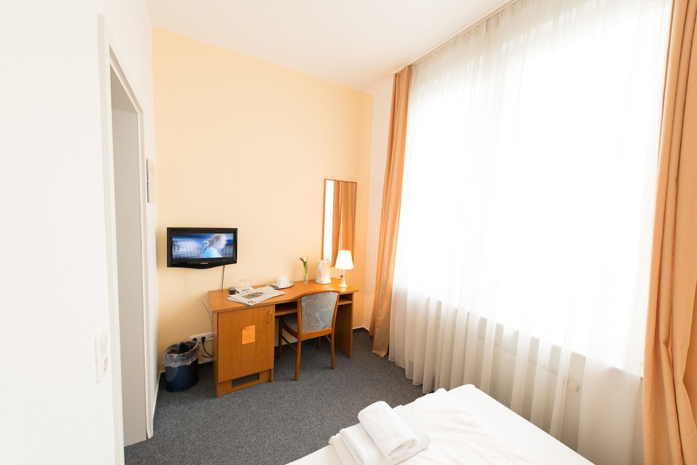 ROOM, SINGLE