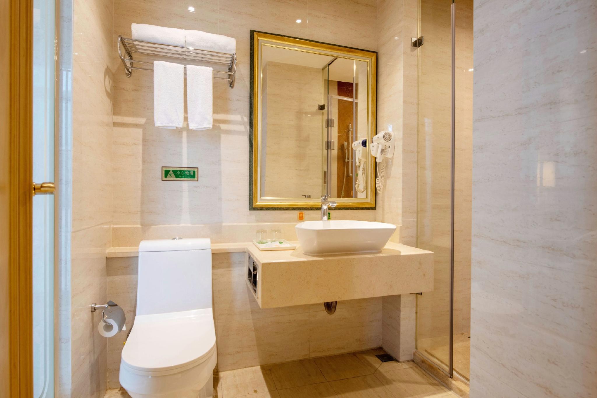Vienna Hotel (Shenzhen Buji Metro Station) 36/37