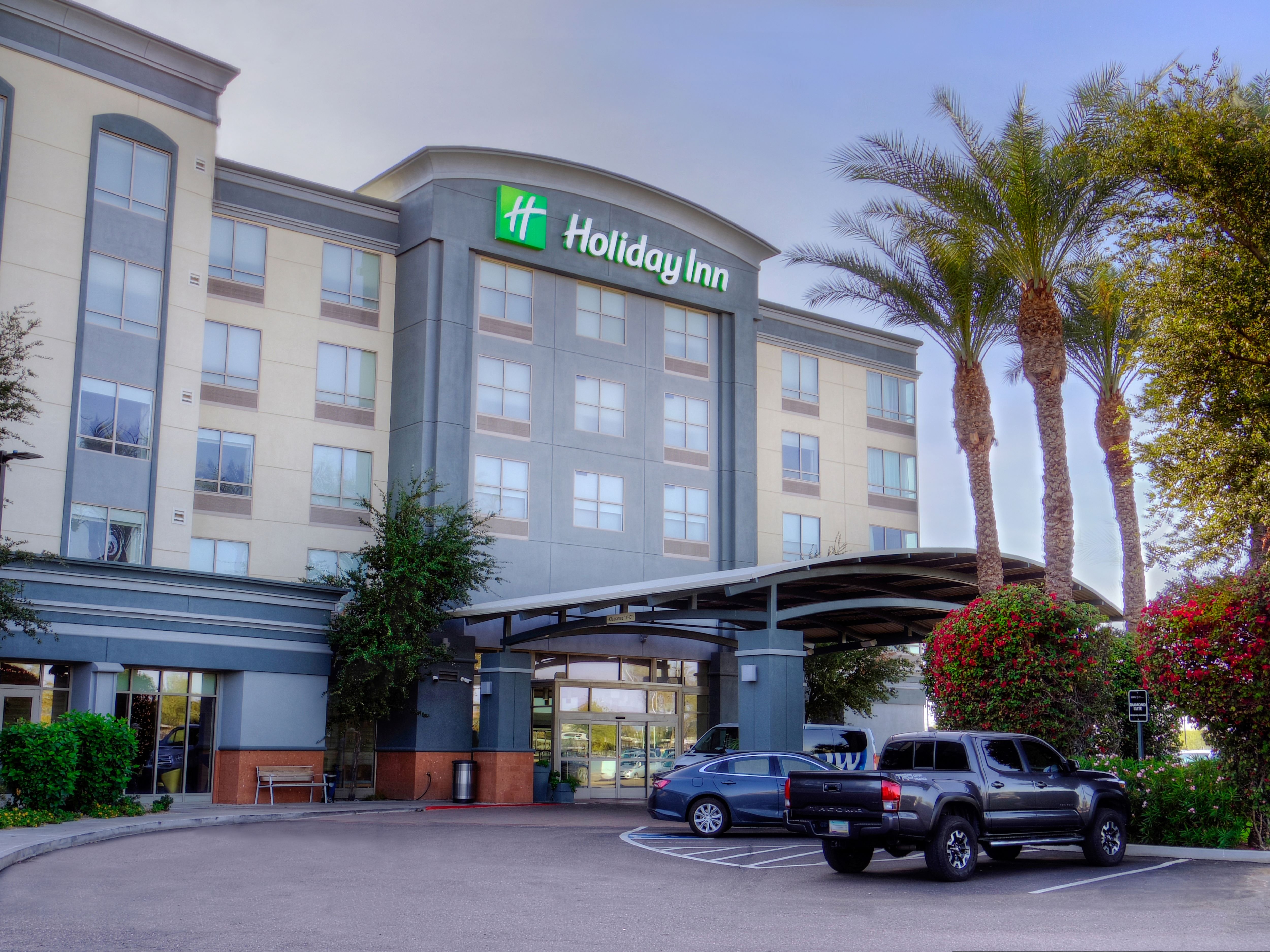 Holiday Inn & Suites Phoenix Airport 72/79