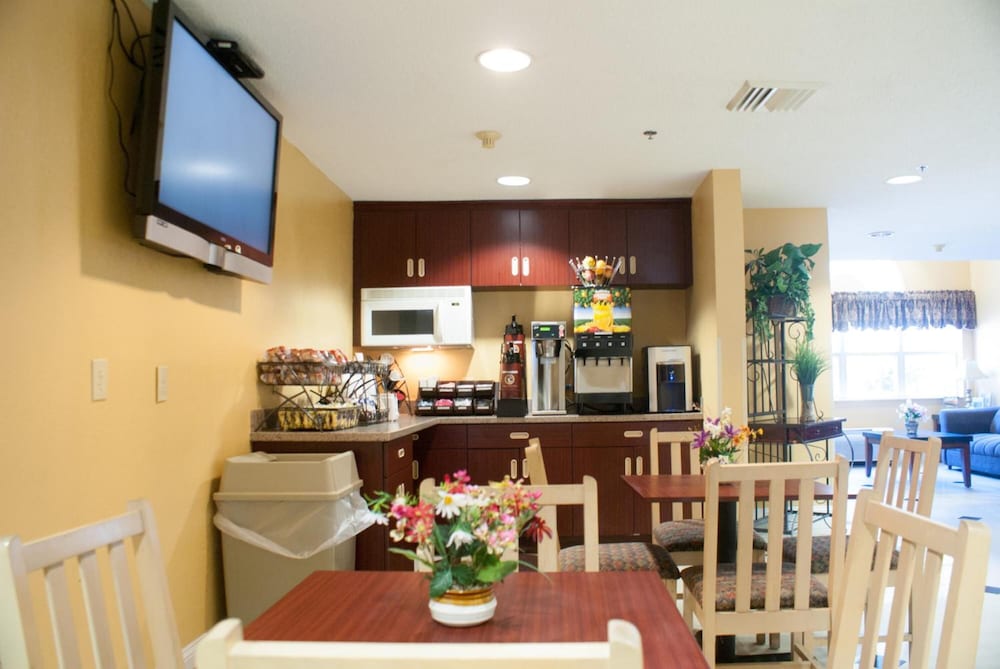 Hometown Inn Suites Jacksonville Butler Blvd Southpoint 18/39