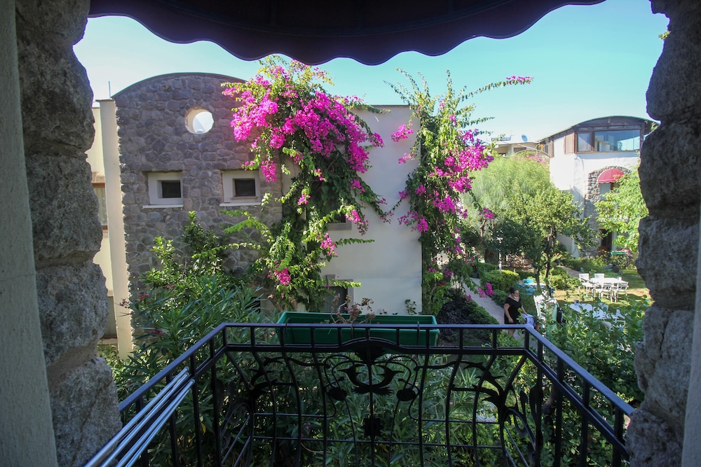 Bella Garden Boutique Hotel 68/83
