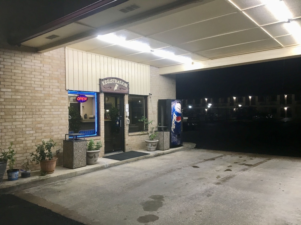 Inn At Mexia 56/64