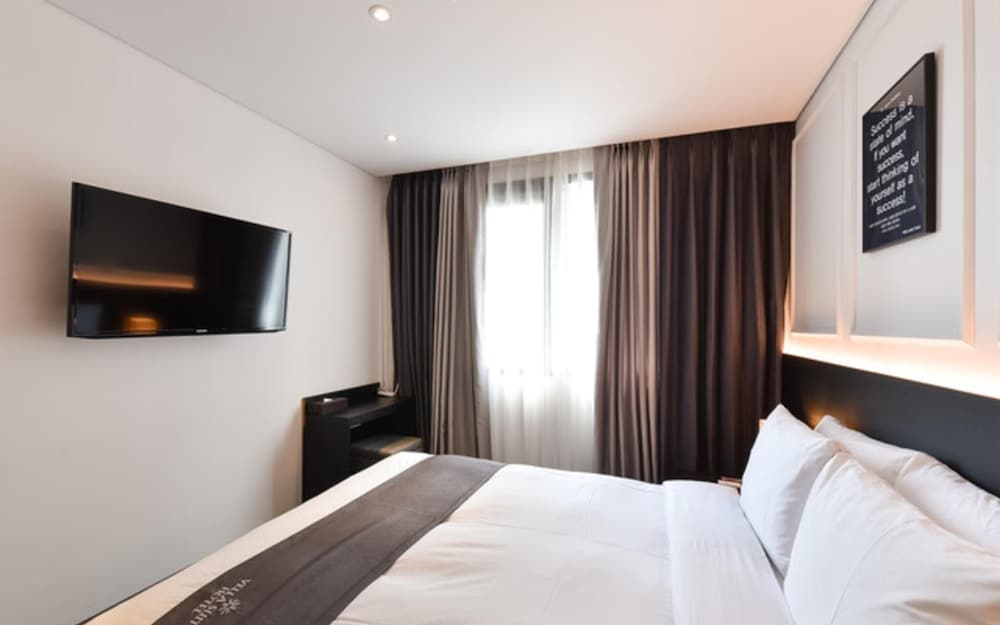 Vella Suite Hotel 12/50