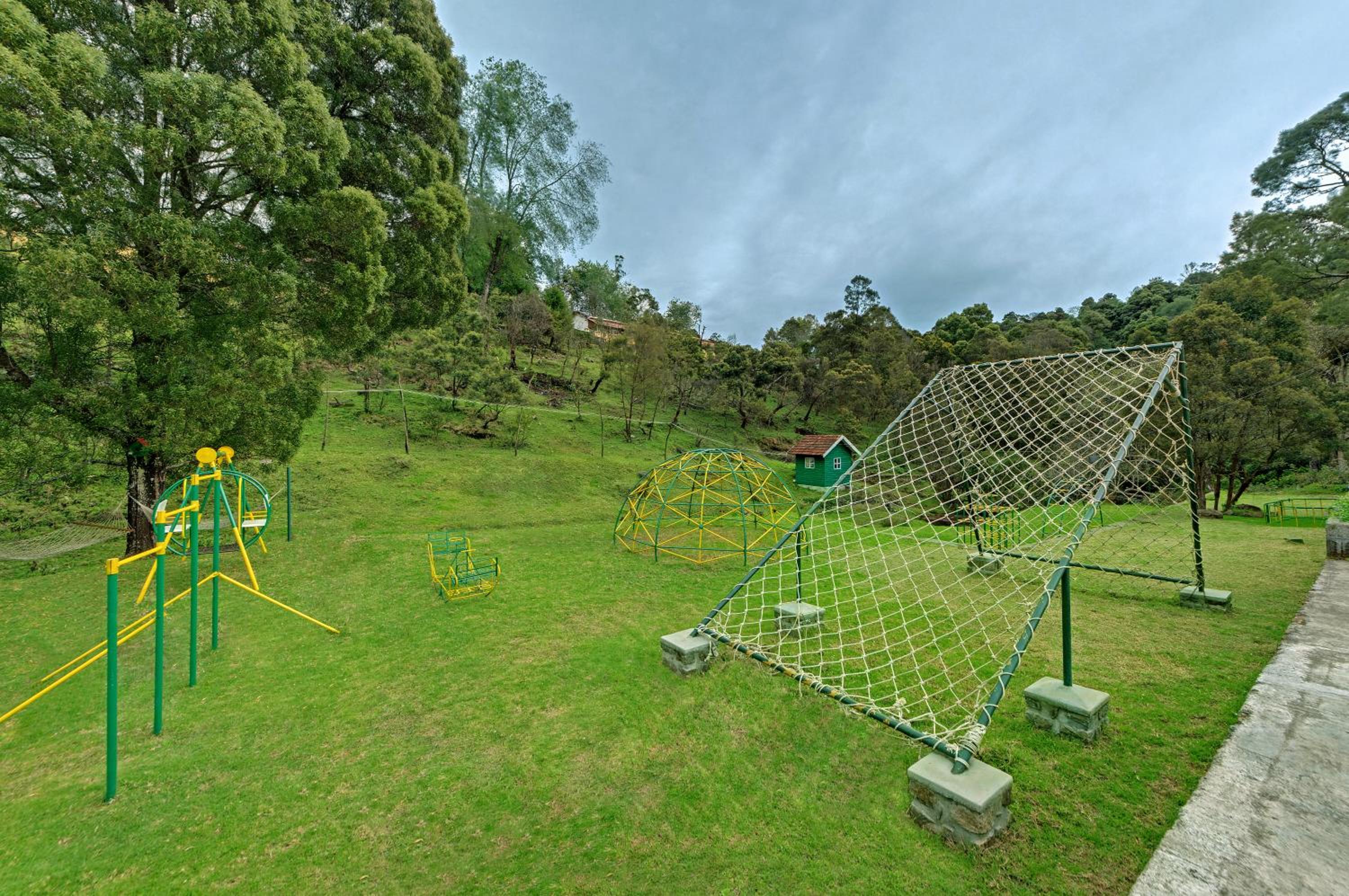 OYO Premium Golf Club Road 30/57