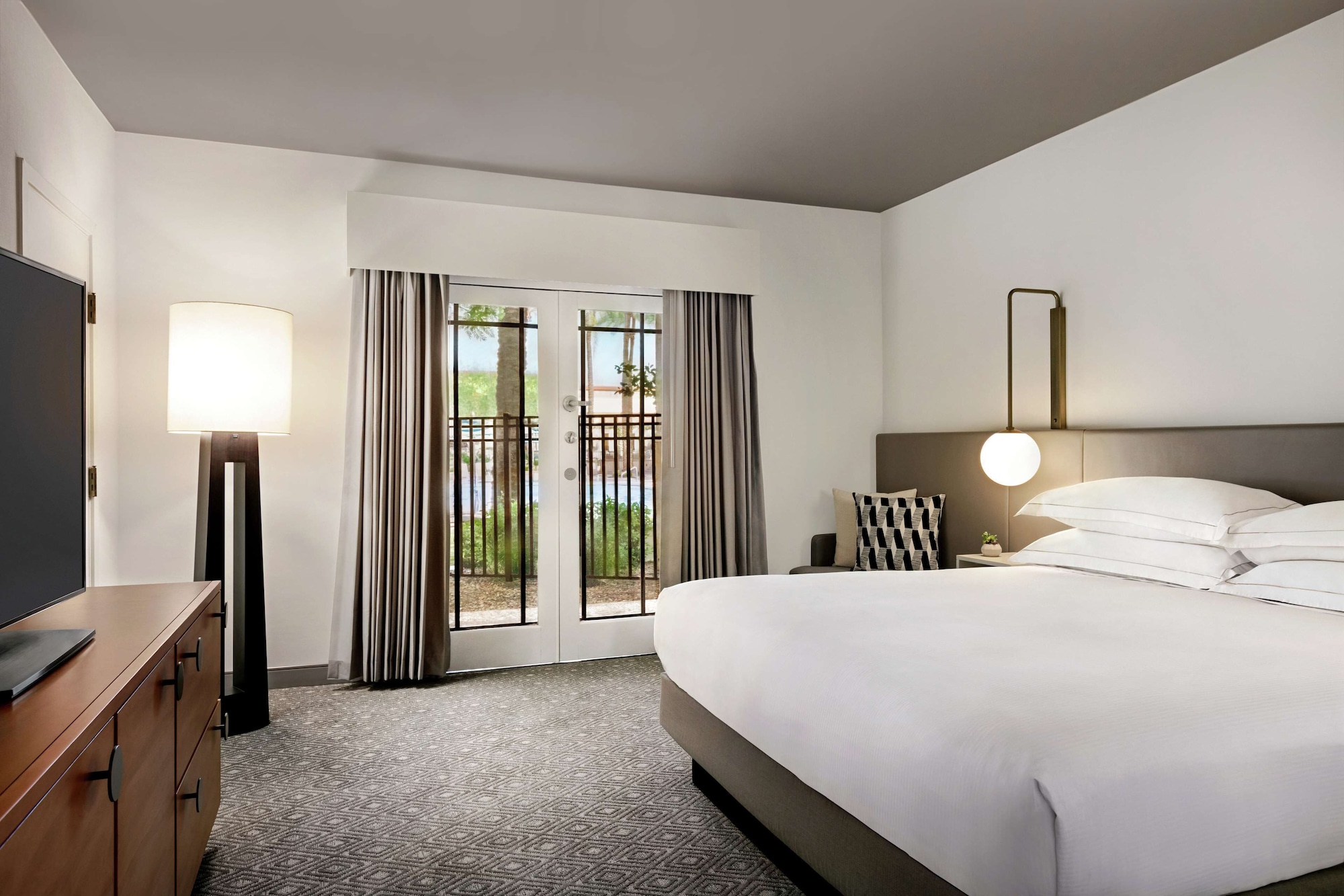 1 King Mobility Accessible W/ Bathtub - 30USD Rsrt Chg- Serenity Bed-Lux Linens
