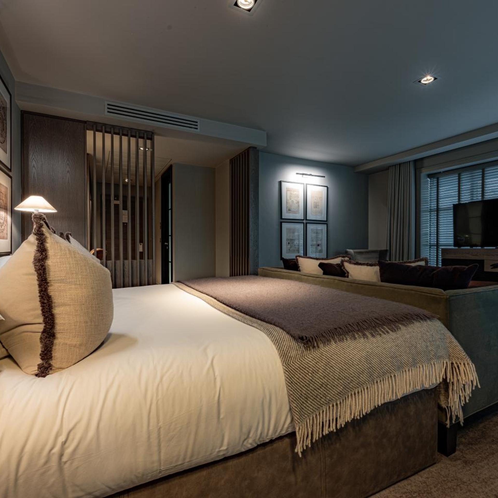 EXECUTIVE, SUITE
