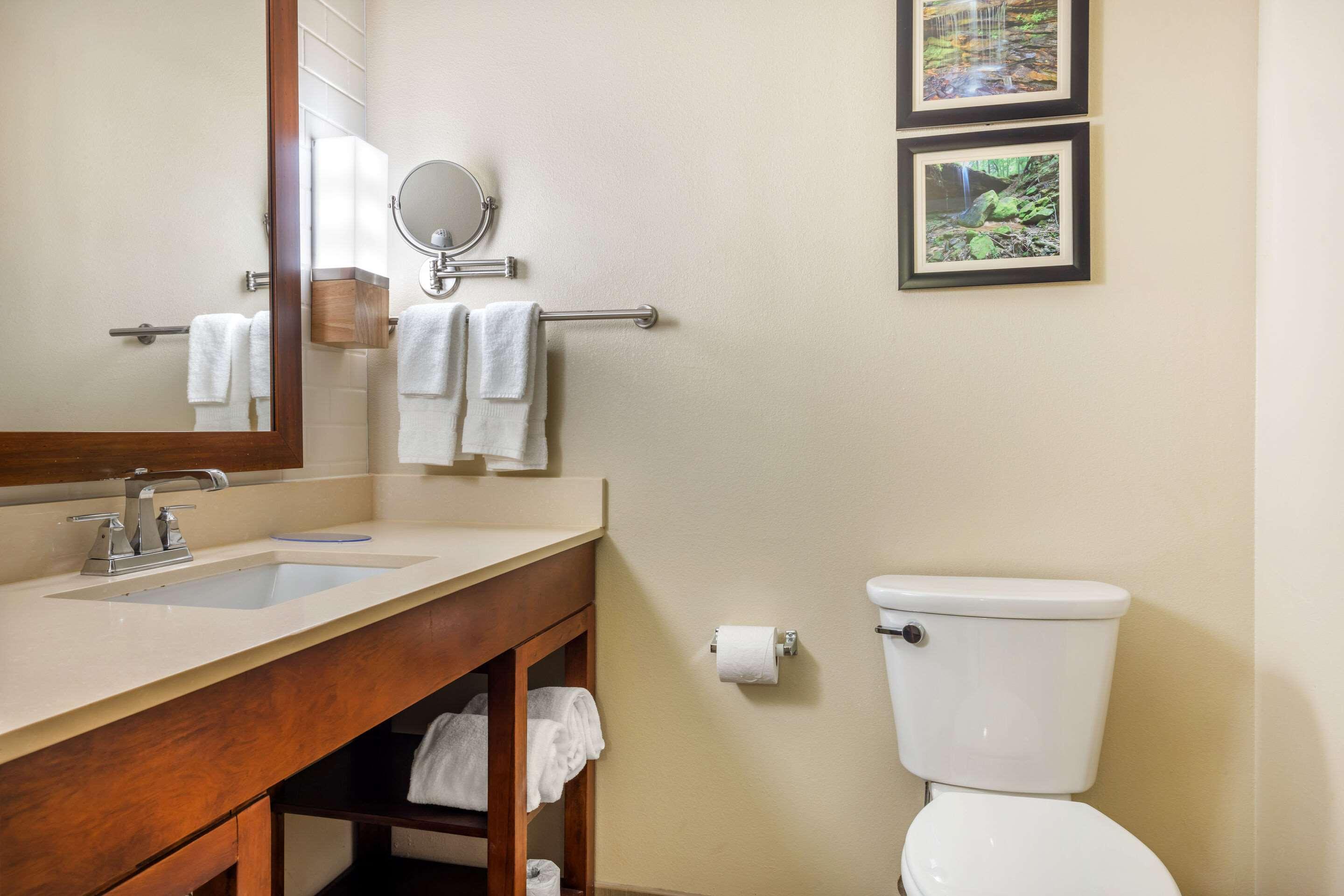 غرفة بسرير كينج، Comfort Inn & Suites At Crossplex Village 7/9