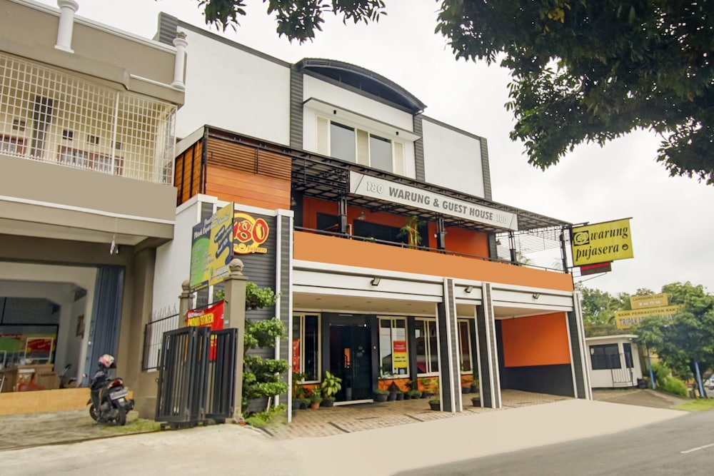 Super OYO Capital O 90151 Guest House 180 28/30