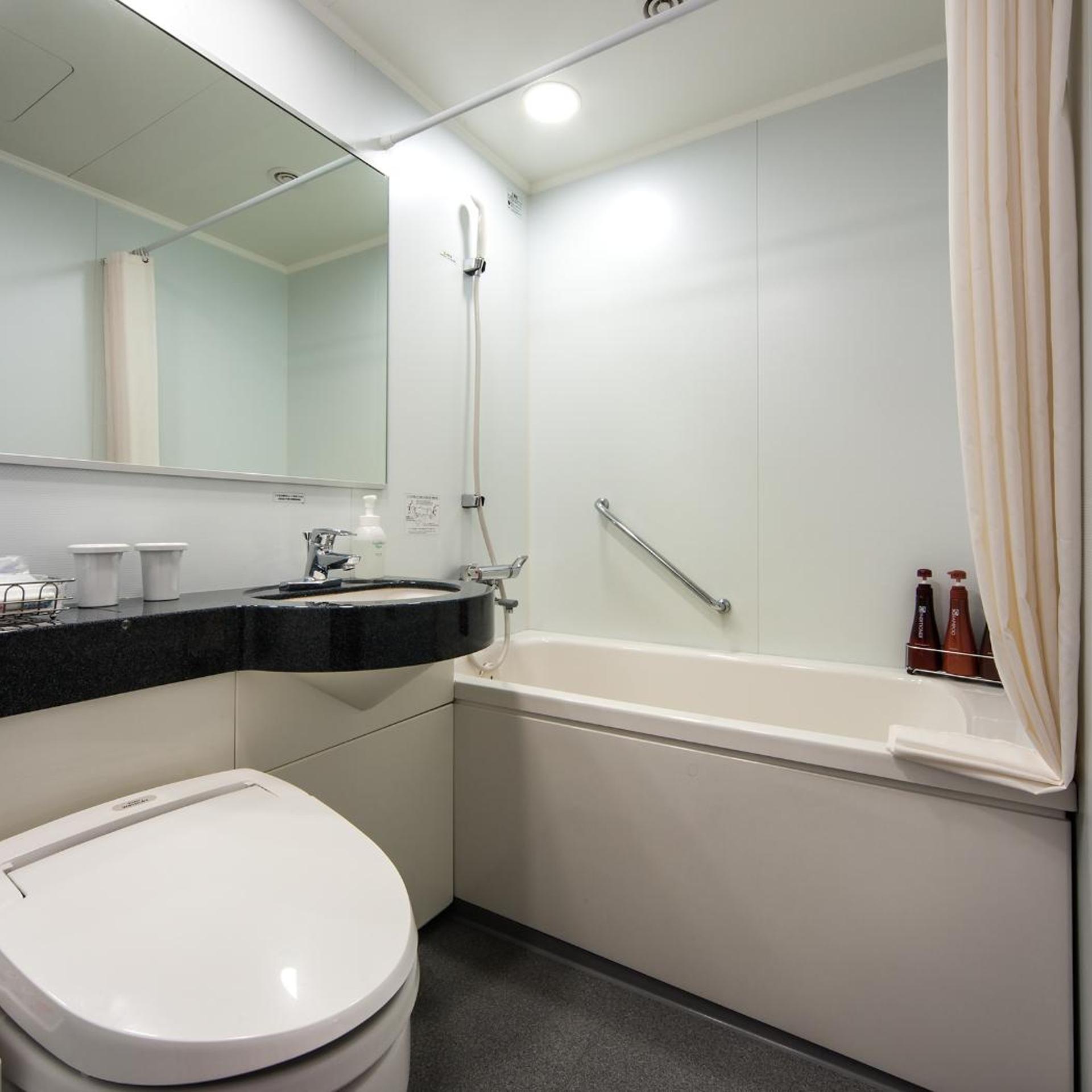 غرفة بسريرين منفصلين مع سرير إضافي، Daiwa Roynet Okayama Ekimae Hotel 4/4