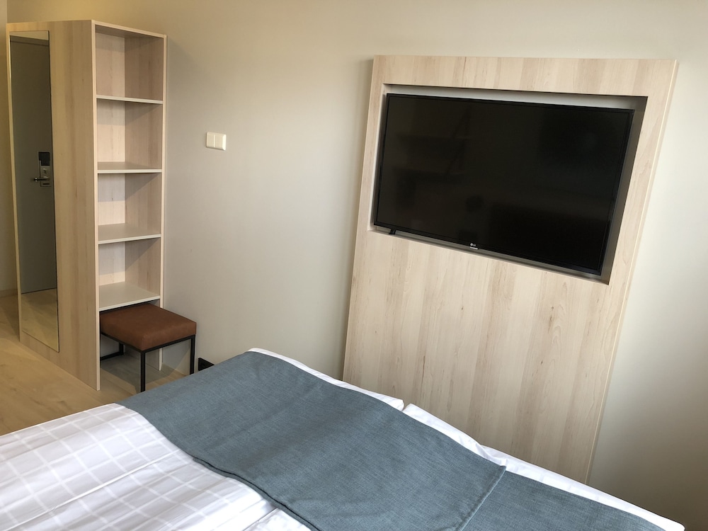 Pilot Airport Hotel 62/66