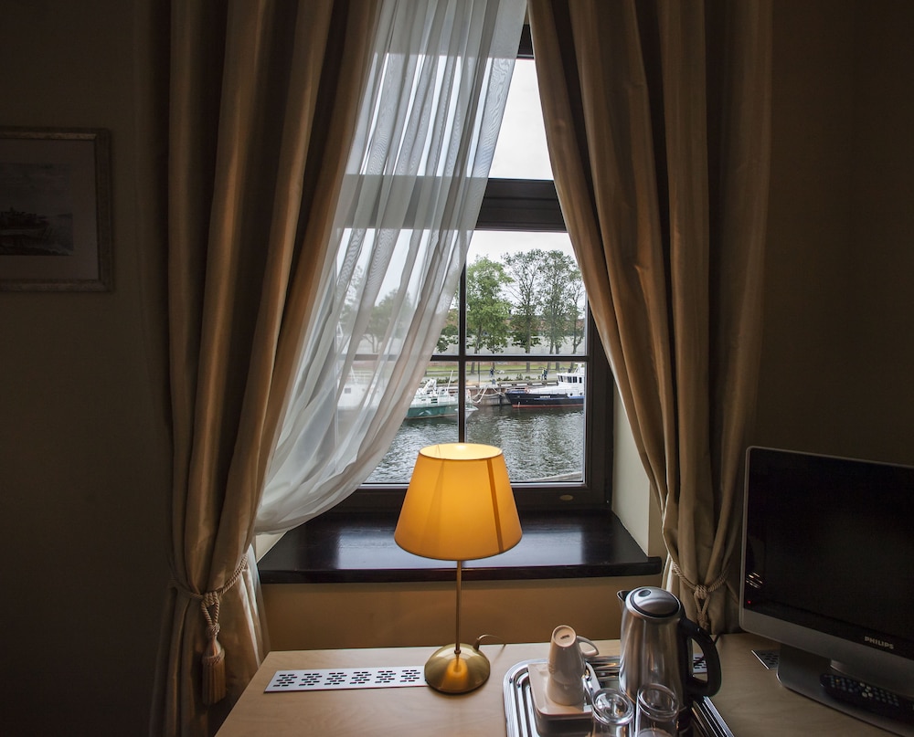 Old Port Hotel 25/50
