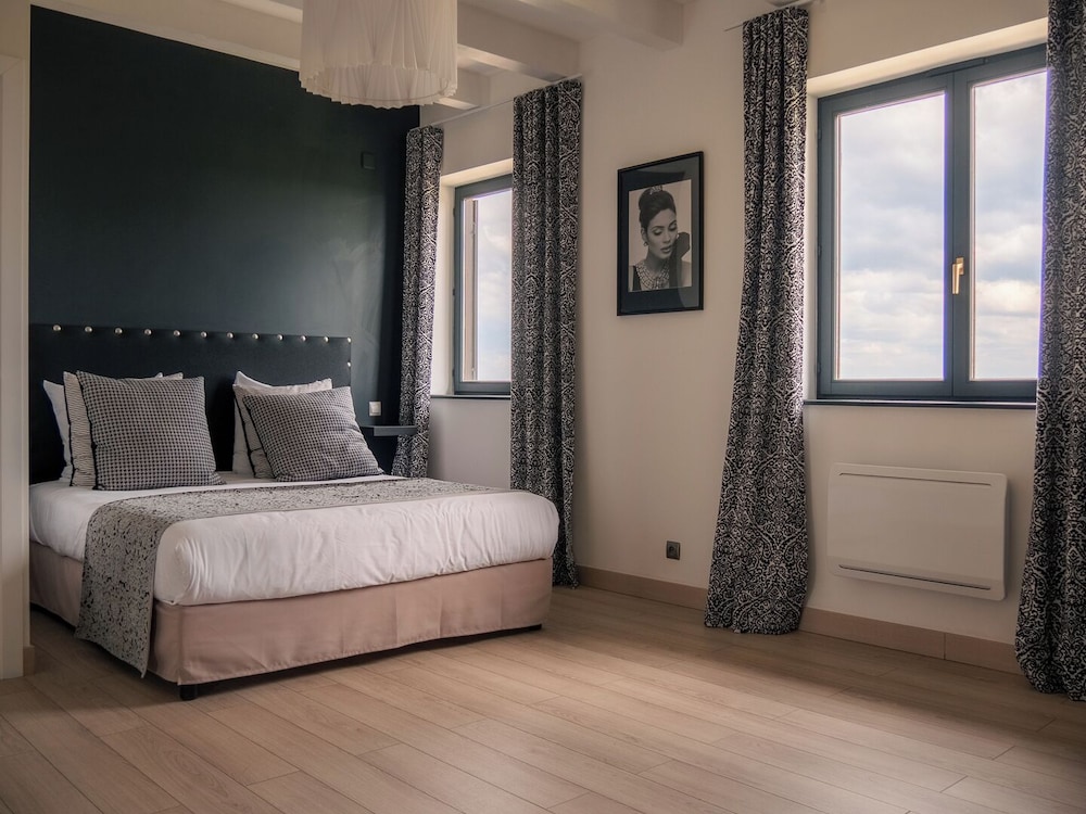 Prestige, Suite, Queen Bed, Vineyard View