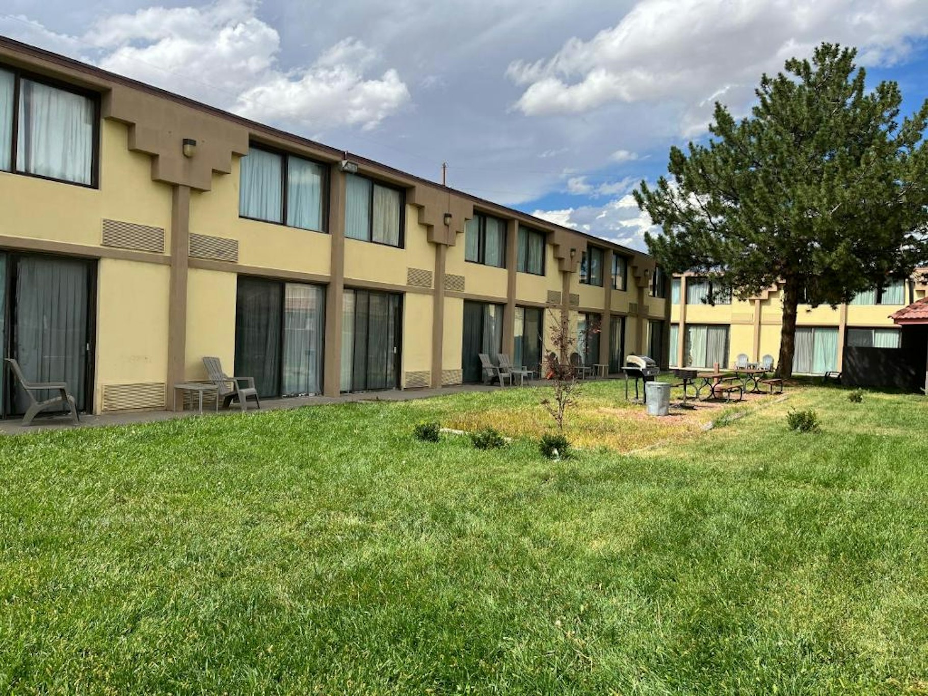 Brentwood Inn and Garden 45/47