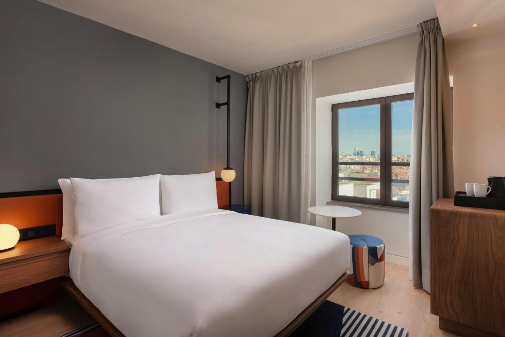 Aloft, Guest Room, Queen Bed, Gran Via View, Street View