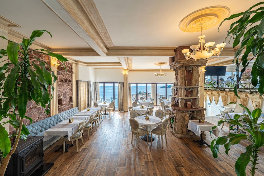 Hotel Adrovic 46/74
