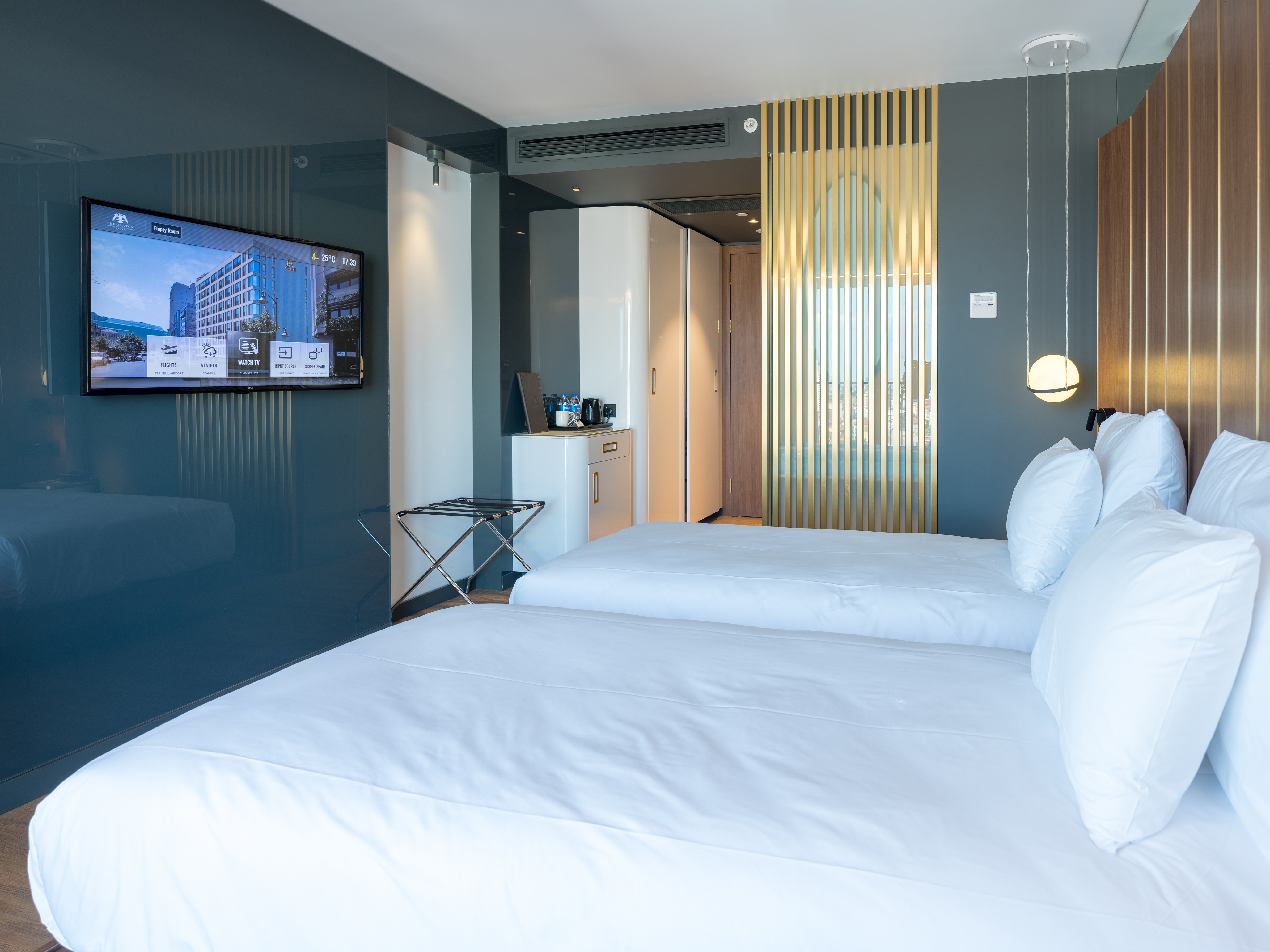 DELUXE ROOM