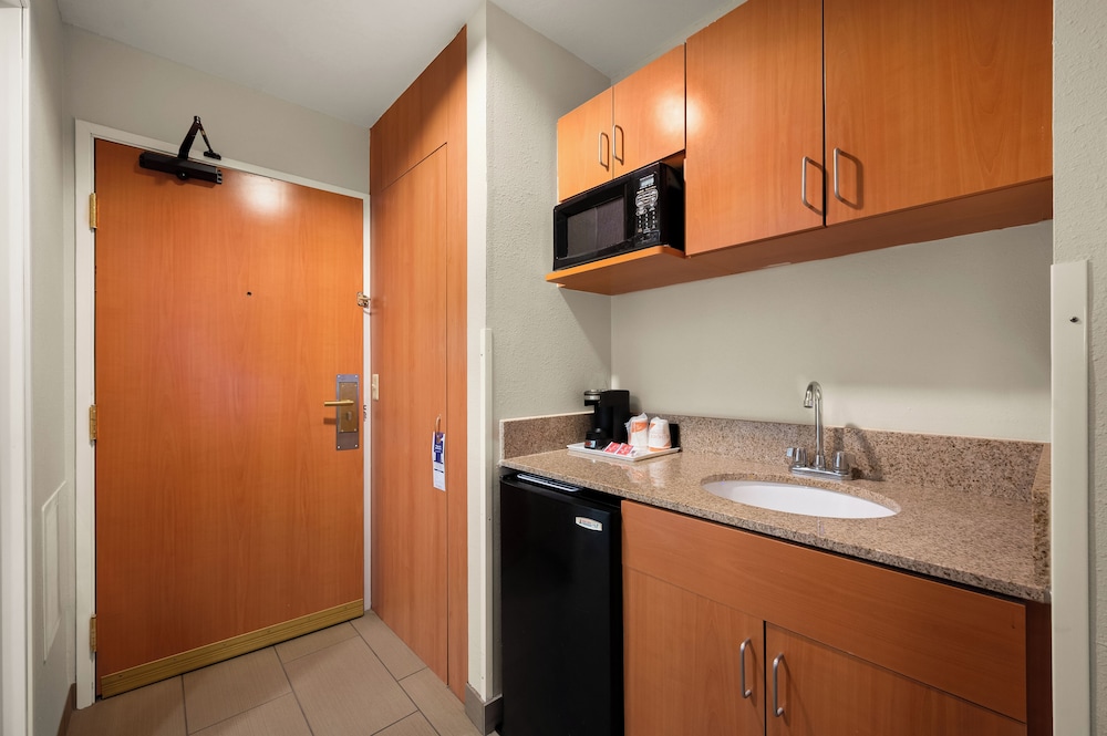 Comfort Inn and Suites Fenton MI 46/50