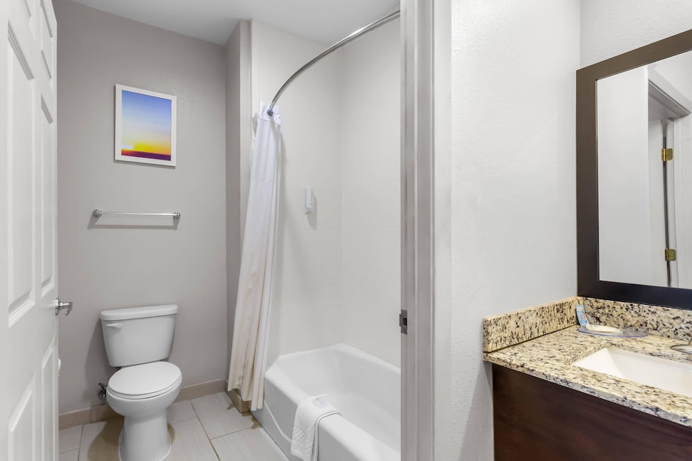 Econo Lodge Bryan TX 57/60