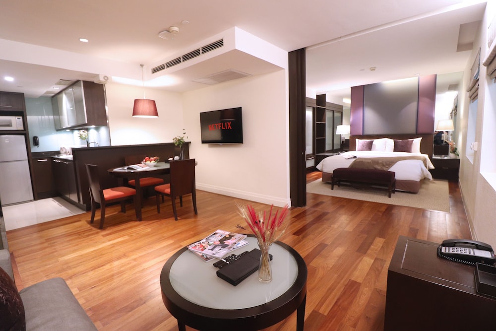 The Quarter Saladaeng by UHG 49/77