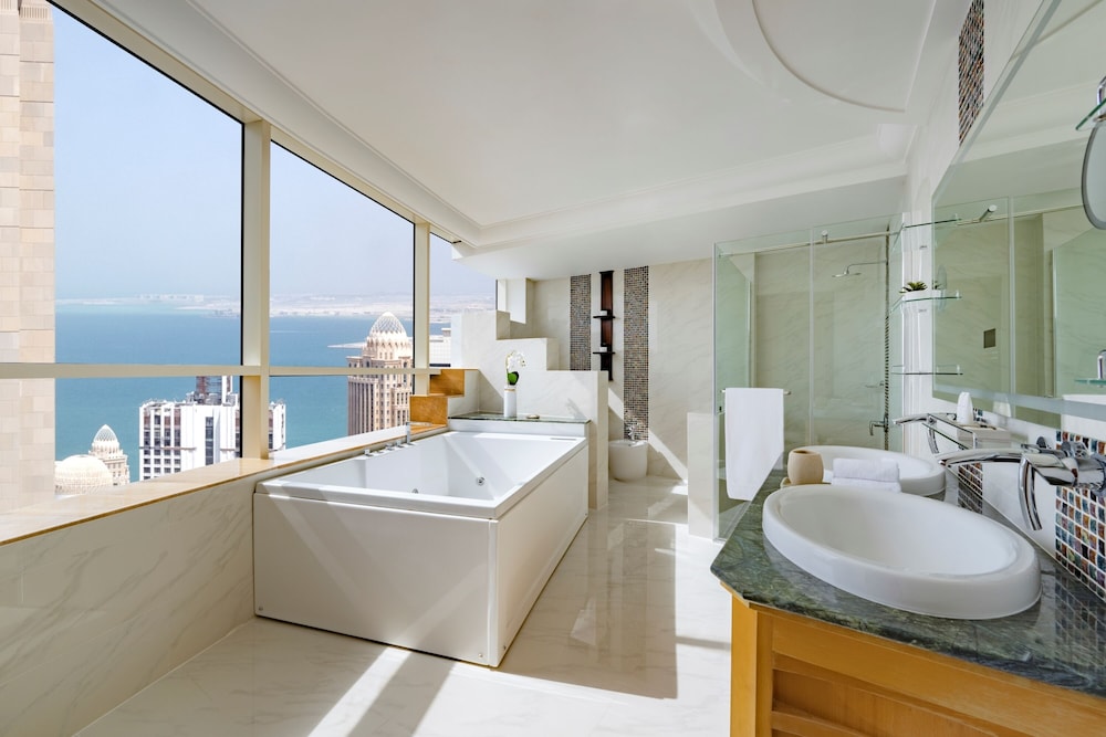 Dusit Hotel And Suites 64/64