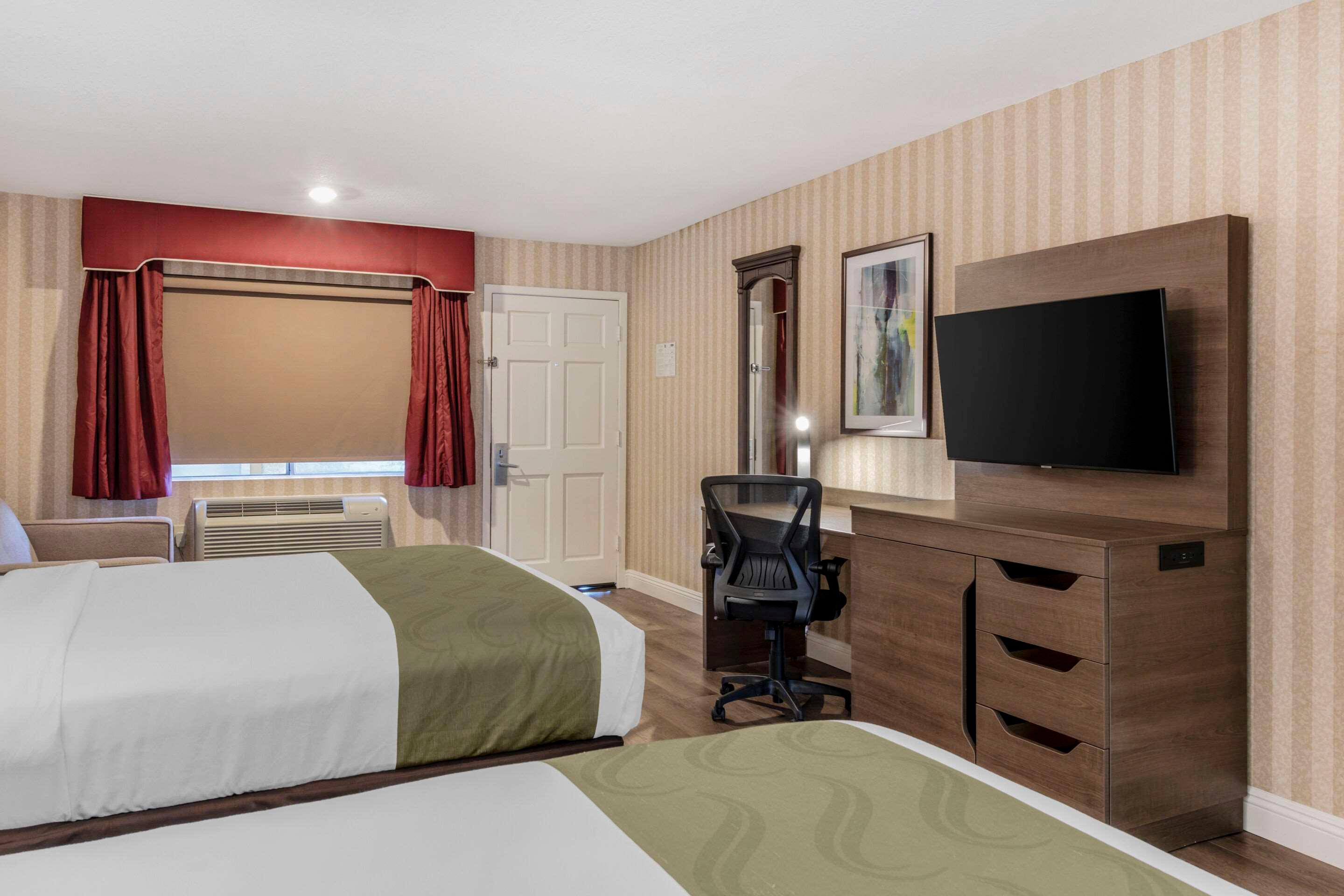 Suite, 3 Queen Beds, Quality Inn Suites Anaheim Maingate 2/3