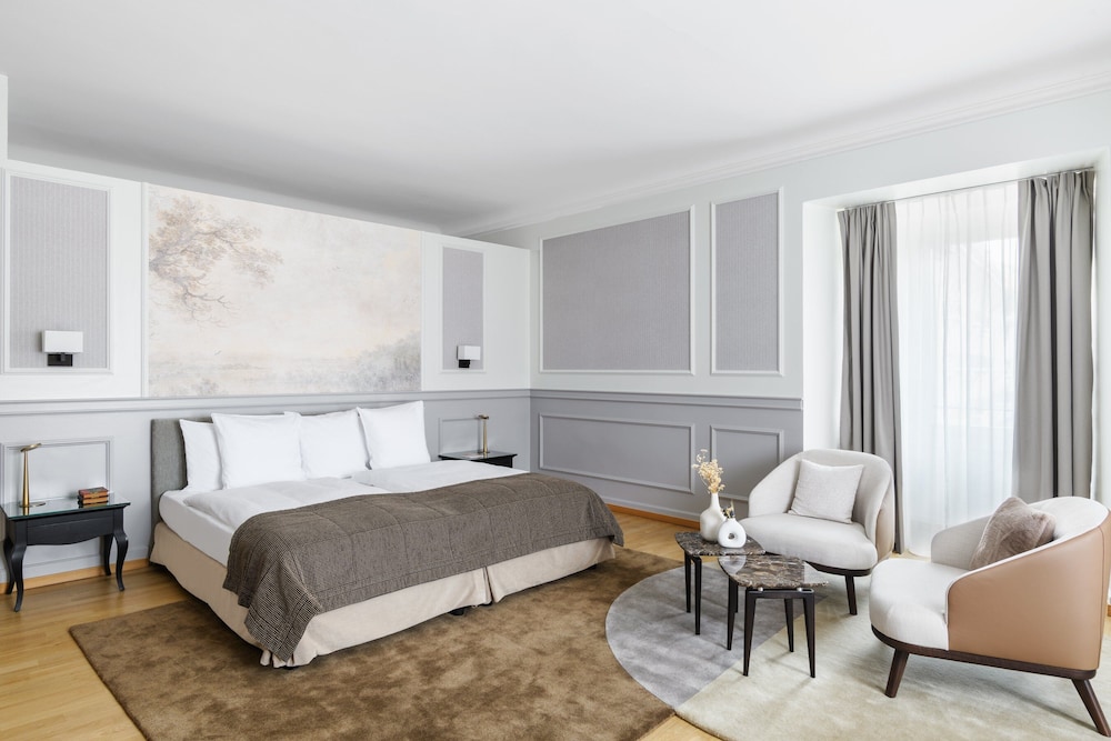 SUITE, QUEEN BED, LAKE VIEW, TERRACE