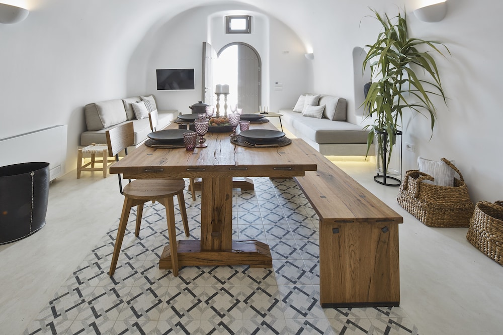White And Co. La Torre Suites 31/50