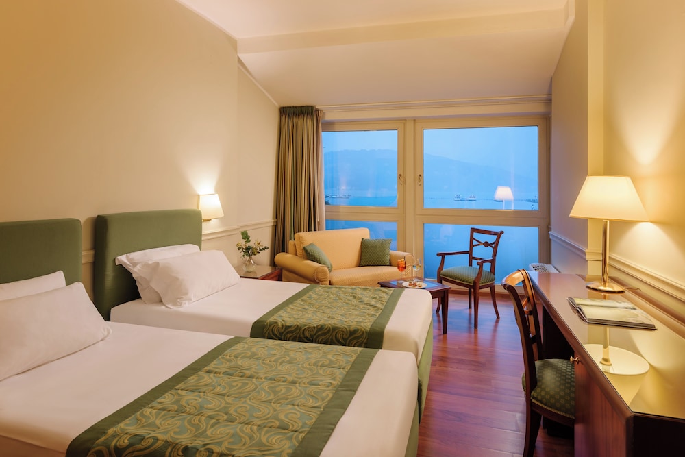 ROOM, DOUBLE BED, LAKE VIEW