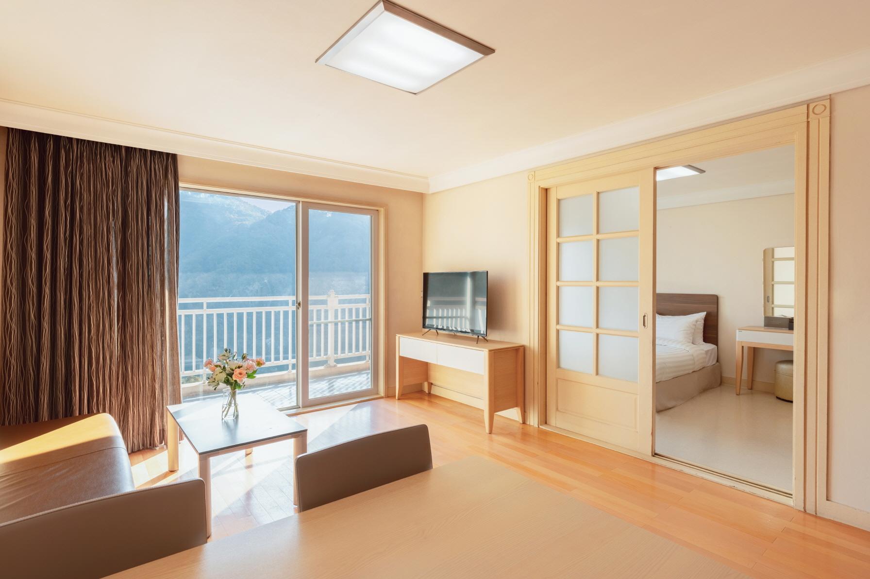 West, Suite, Lake View