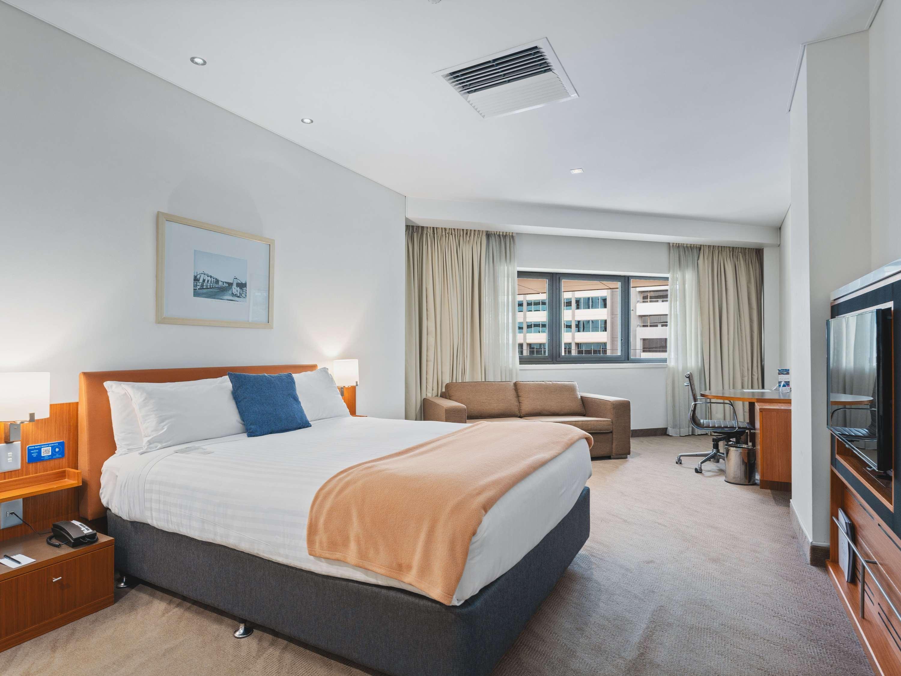 ROOM, QUEEN BED, ACCESSIBLE