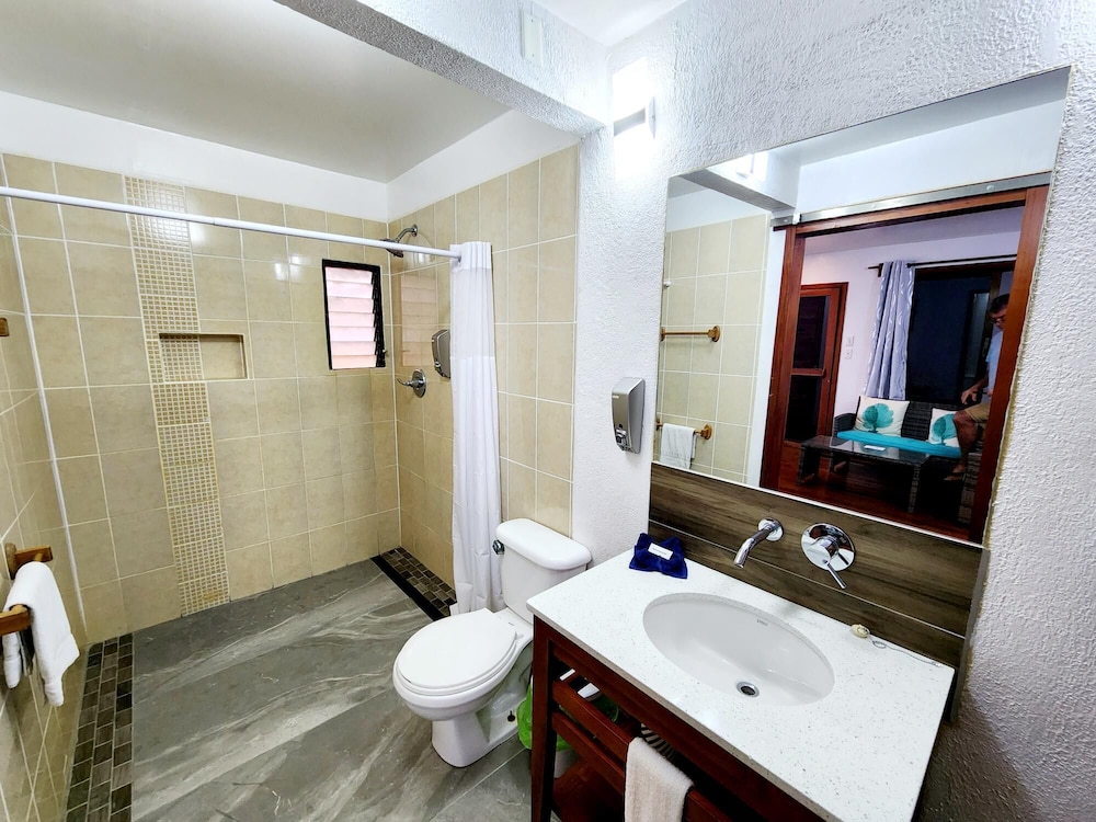 غرفة قياسية بسرير كينج بإطلالة على الشاطئ بشرفة، Maya Beach Hotel 3/3