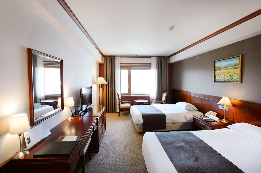 SUPERIOR, TWIN BEDS, LAKE VIEW