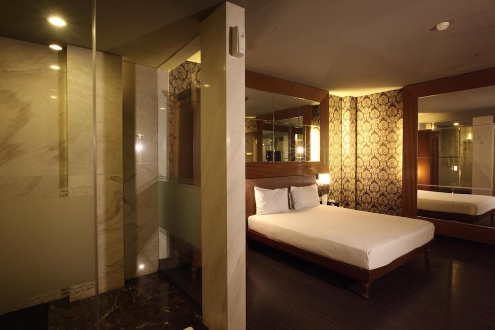 Hotel At 108 By Him 11/24