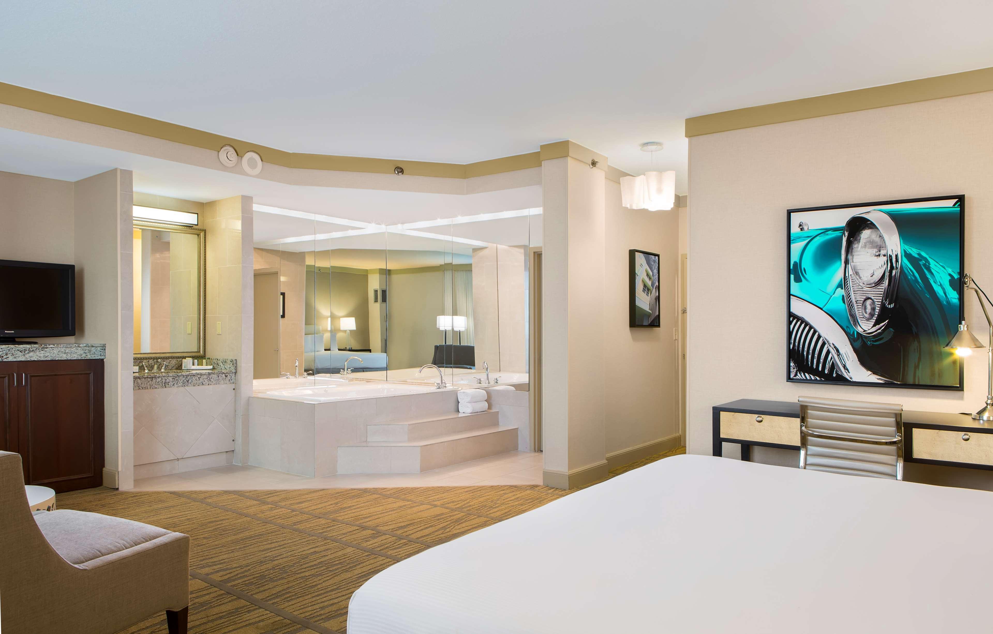 JUNIOR SUITE, KING BED, JETTED TUB, BATHTUB