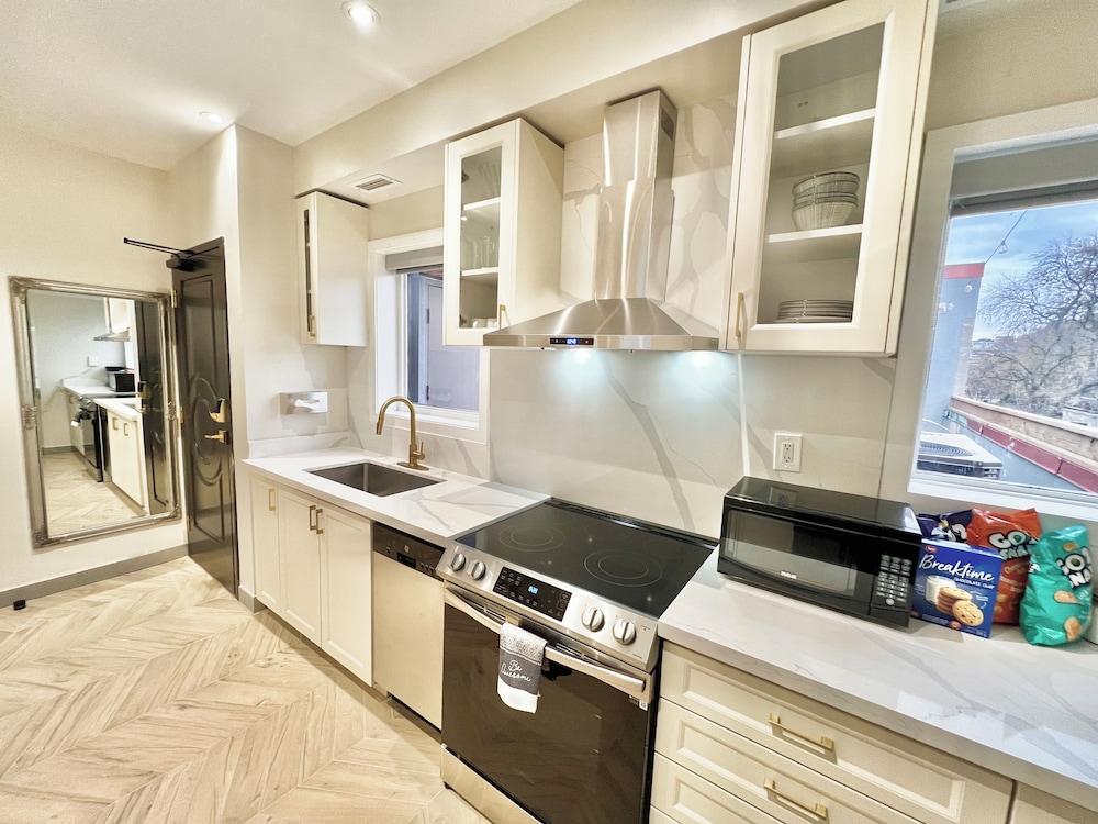 Toronto Rooms And Suites 4/49