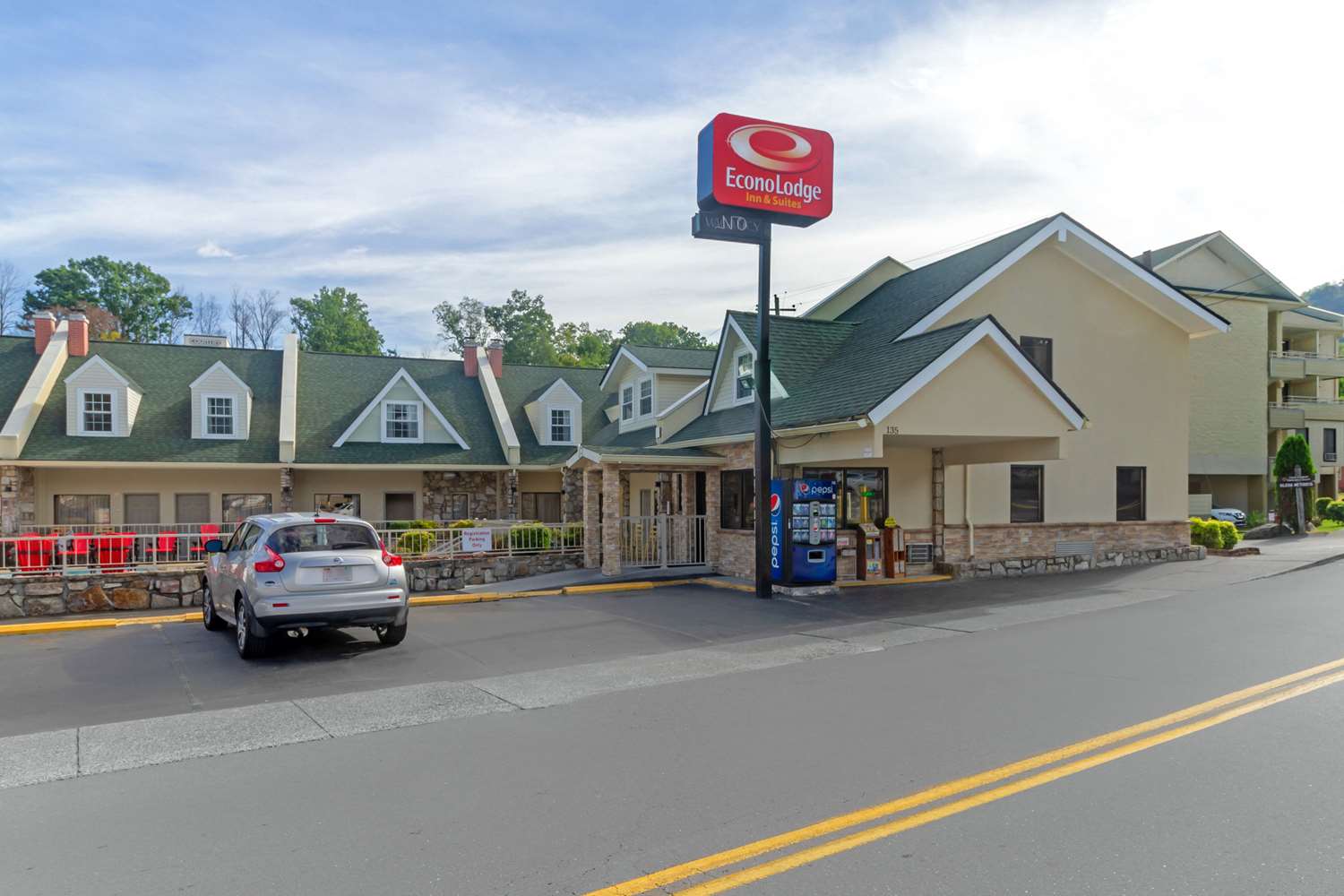 Econo Lodge Inn & Suites Gatlinburg at the Convention Center 10/23