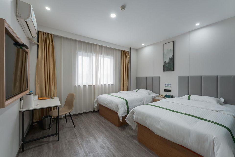 ROOM, TWIN BEDS