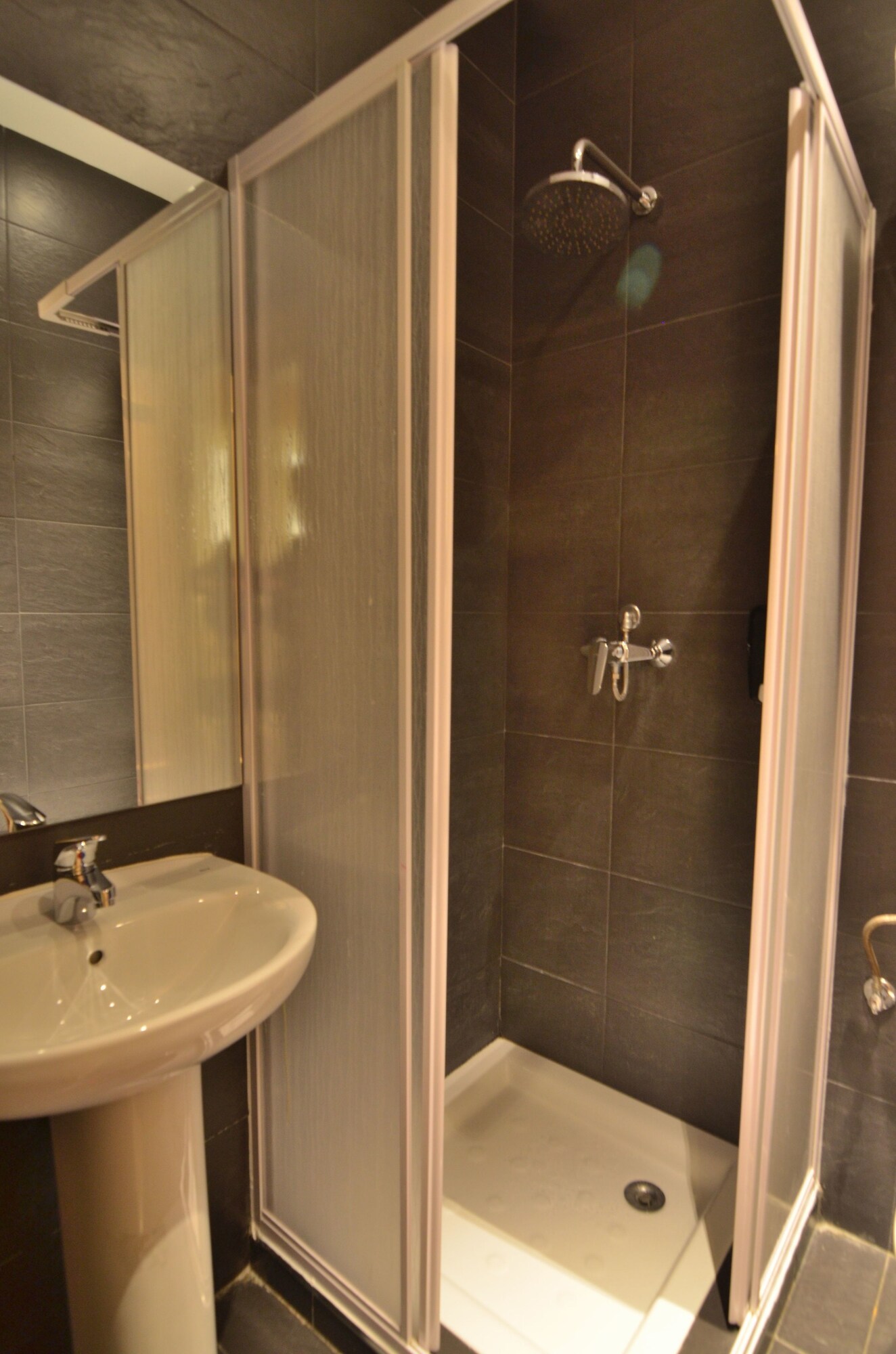 Mixed Dorm, 8 People, Shared Bathroom