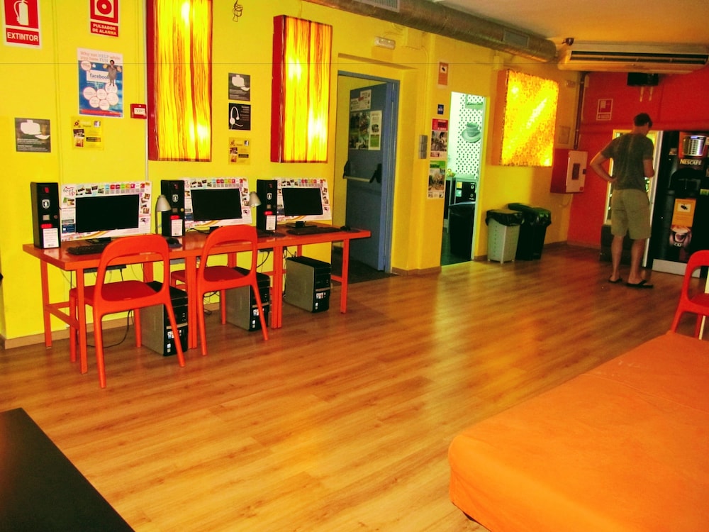 Feetup Yellow Nest Hostel Barcelona 23/31