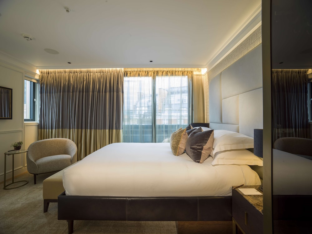 DELUXE, QUEEN BED