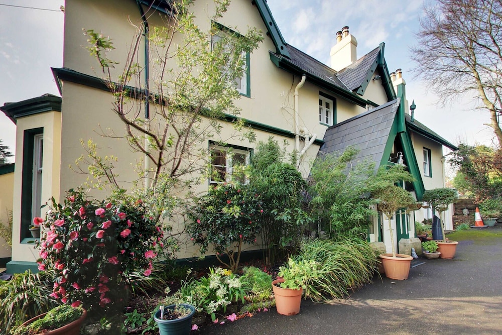 Robin Hill House 4/50