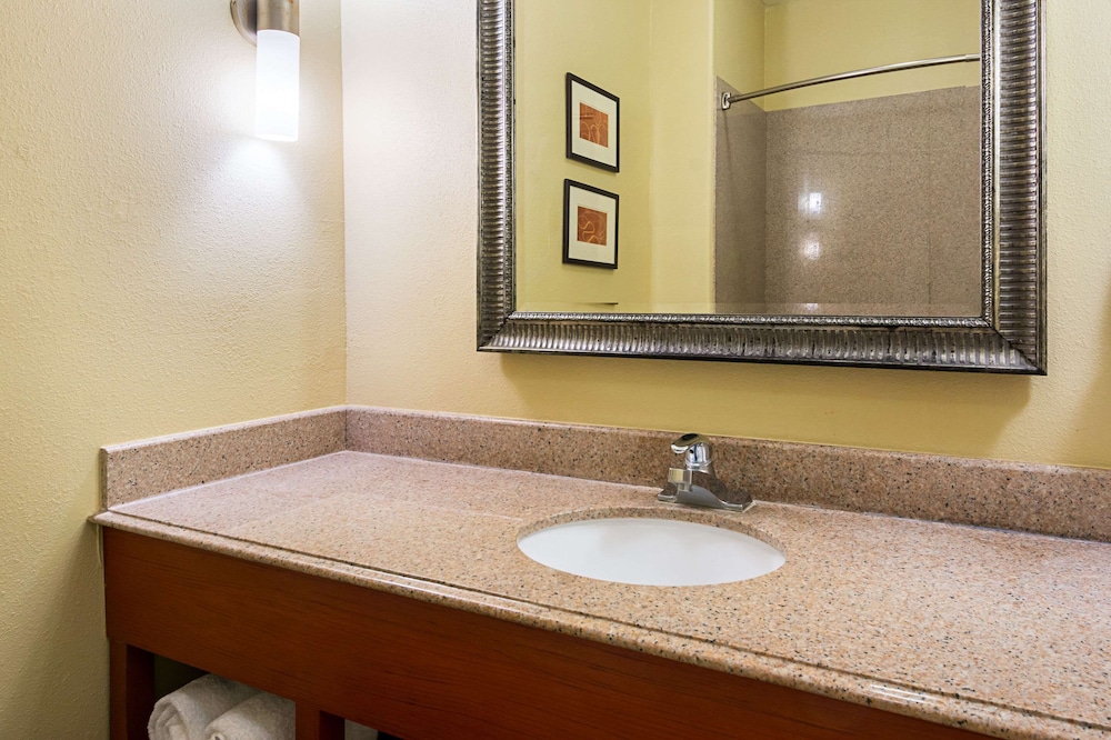 Comfort Suites Lake Charles 24/48