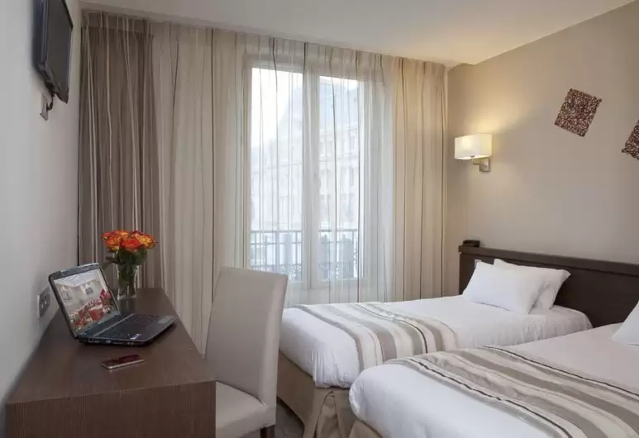 ROOM, TWIN BEDS