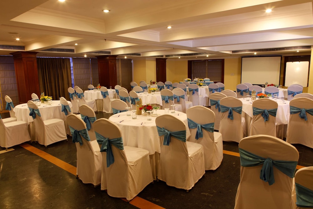 Le Lac Sarovar Portico 48/56