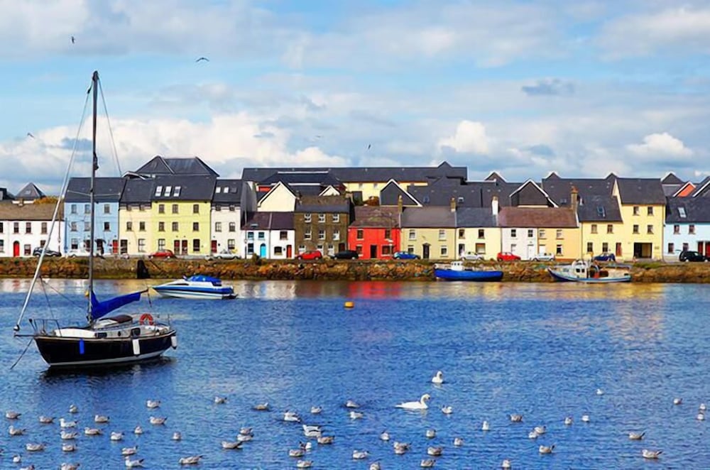 Connemara Coast Hotel 66/69