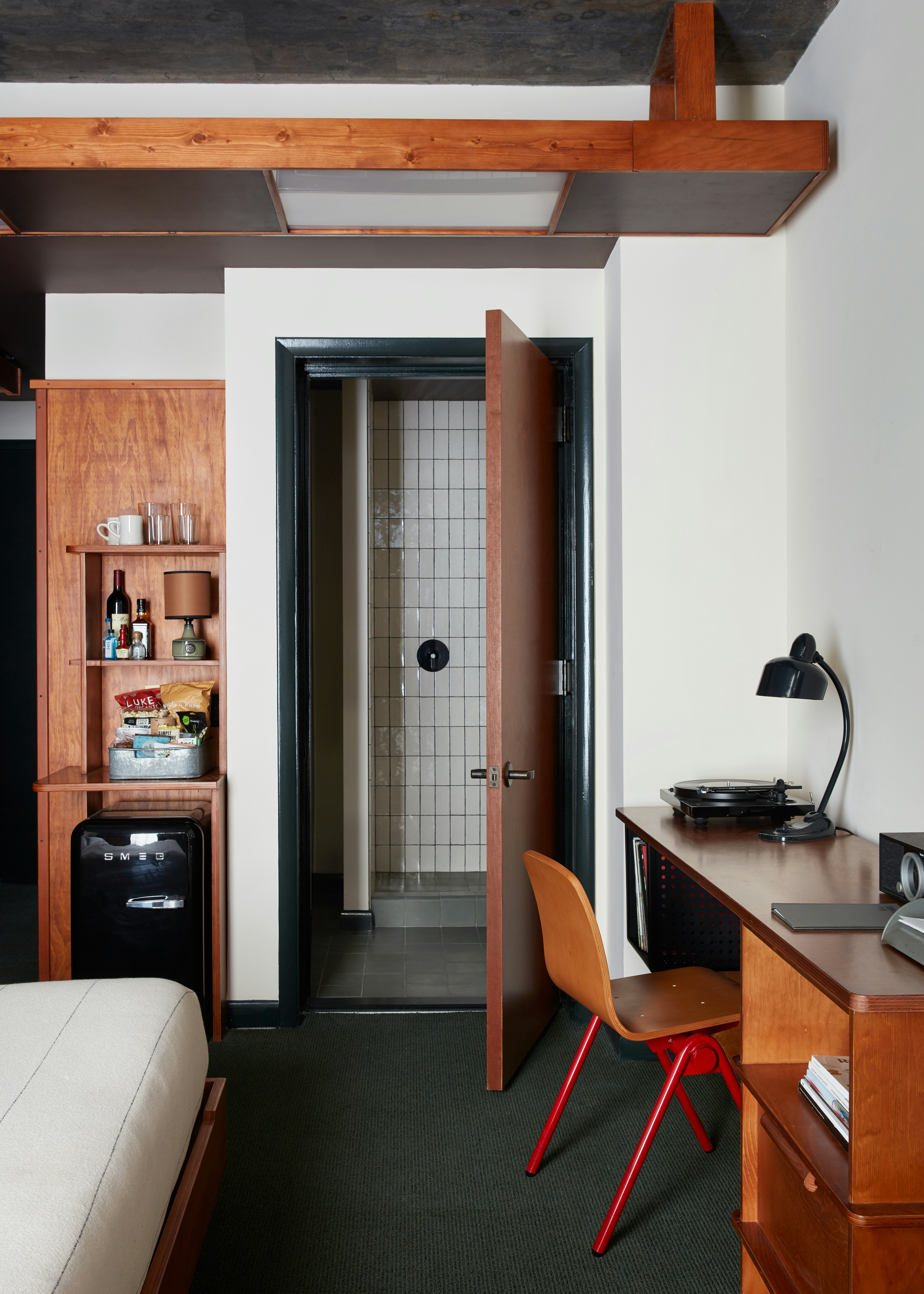 ROOM, QUEEN BED