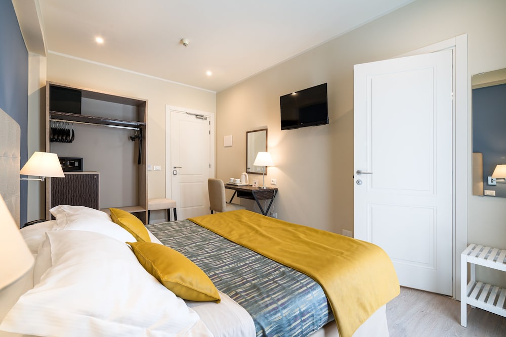 COMFORT, DOUBLE BED, PARTIAL SEA VIEW